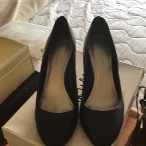 Black pumps